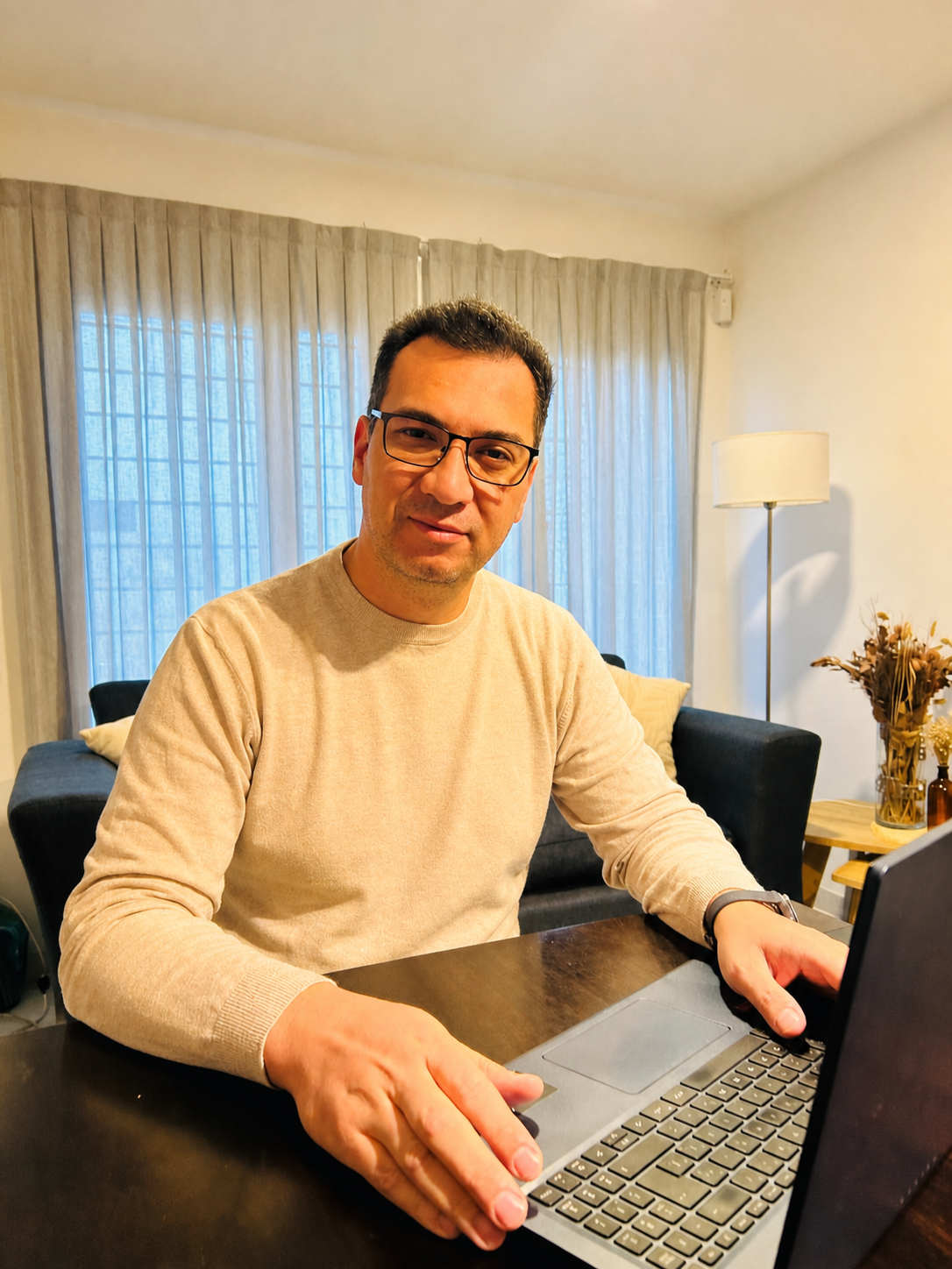 Matías Mena en su espacio de trabajo